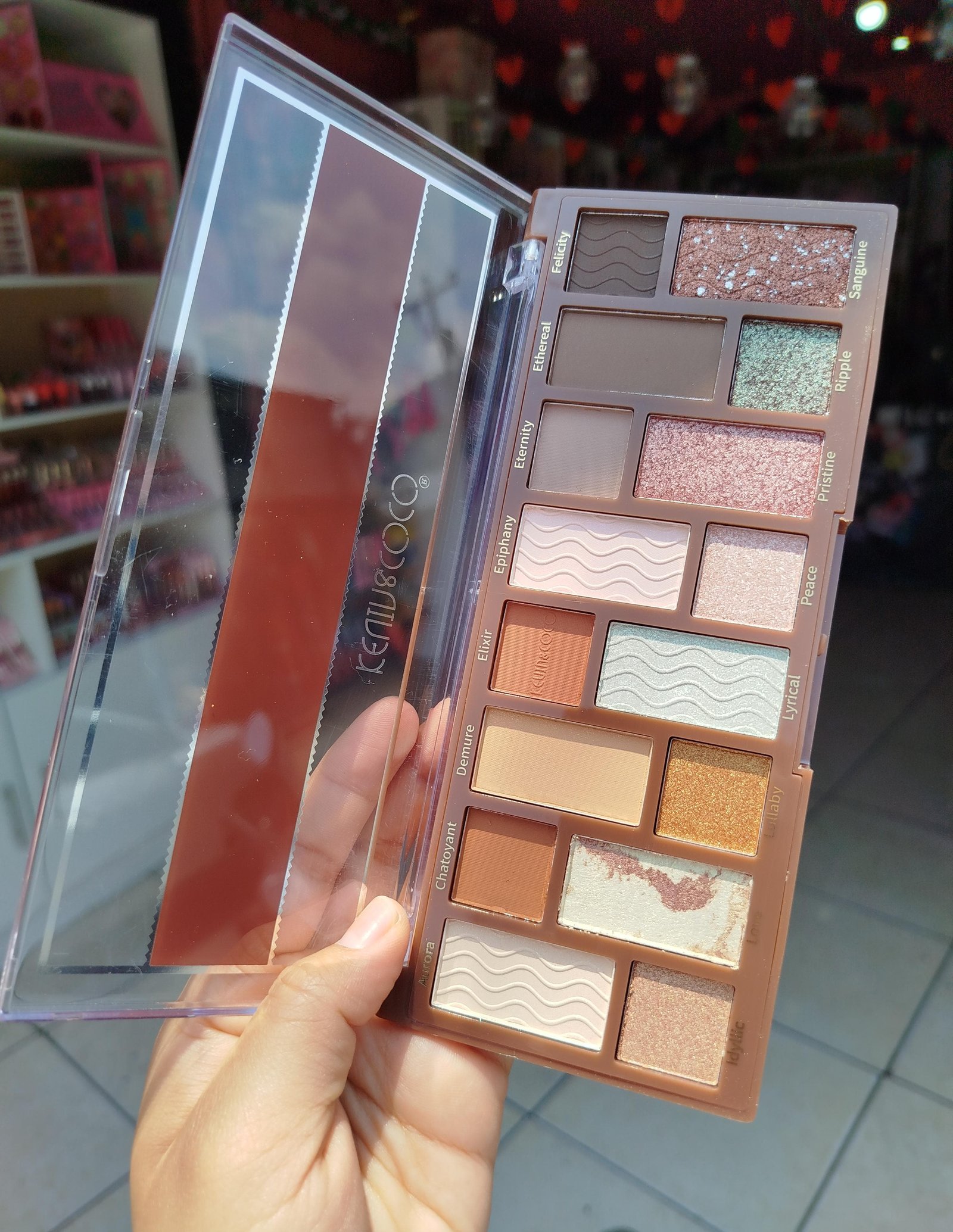 TREAT YOURSELF WELL - Maquillaje