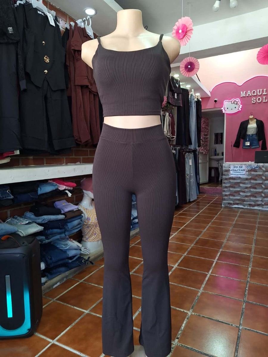 Conjunto de flared y top deportivo - Deportivo